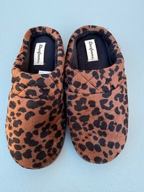 dearfoams Leopard Print Brown and Black Quilted Slippers